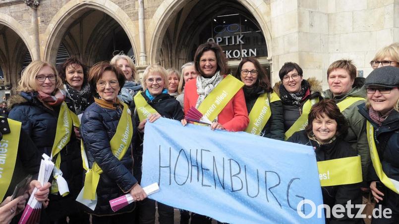 &quot;Frauen können alles bewegen&quot; Beim Weltfrauentag in München war der Frauenbund aus Hohenburg stark vertreten. Dazu gehörte auch ein Treffen mit Landtagspräsidentin Ilse Aigner (Mitte) und der Vorsitzenden der Frauenbundvereinigung in Bayern Emilia Müller (links am Transparent) aus Bruck Bild: bö