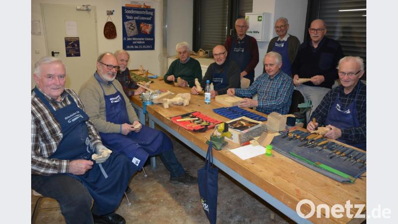 Die Mitterteicher Schnitzer um Sprecher Peter F. Dotzauer (stehend, rechts) haben noch viel Arbeit vor sich, bis die 6. Mitterteicher Krippenausstellung im Museum eröffnet wird. Bild: jr