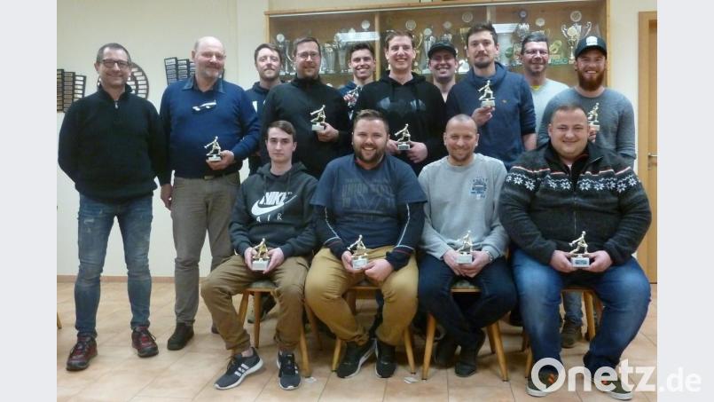 Die drei besten Teams beim Presssack-Cup der Sparte Eisstock im FC Tirschenreuth (vorne von links): Die Sieger Philipp Weiß, Andreas Schmied, Bernhard Weber und Josef Bauer sowie (hinten von links) Vorsitzender Harald Siegert, Karl Schwägerl, Marco Röckl, Matthias Seidl, Tobias Siegert, Fabian Schenkl, Sebastian Ernst, David Prokesch, Spartenleiter Wolfgang Wagenknecht und Bastian Popp. Bild: wga