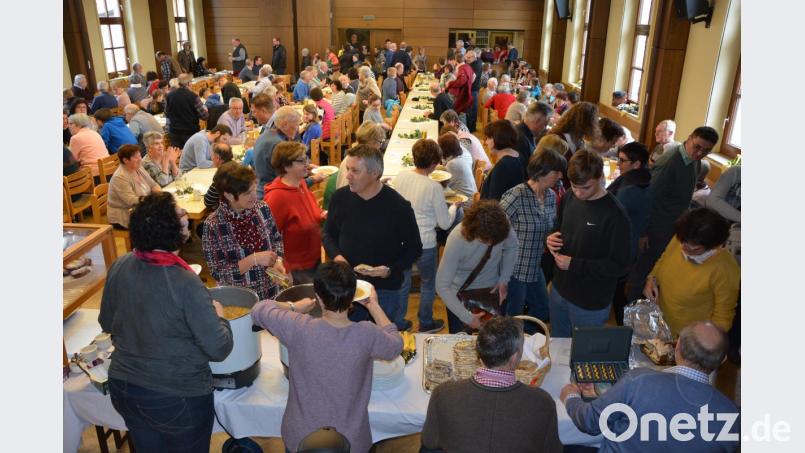 Vollbesetzt war am Sonntag der große Saal des Josefsheims beim Fastenessen der Pfarrei St. Jakob. 15 ehrenamtliche Kräfte kümmerten sich um das leibliche Wohl ihrer Gäste. Bild: jr