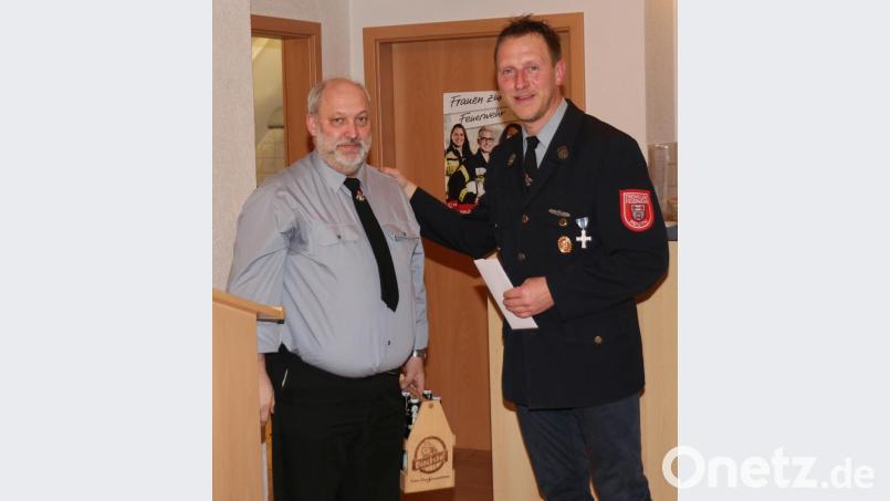 Vorsitzender Herbert Tretter (rechts) dankt dem scheidenden Michael Dötsch für sein jahrelanges Engagement für die Feuerwehr Reuth. Der langjährige Kommandant gibt sein jetziges Amt als zweiter Chef der Aktiven aus gesundheitlichen Gründen auf. Bild: rpp