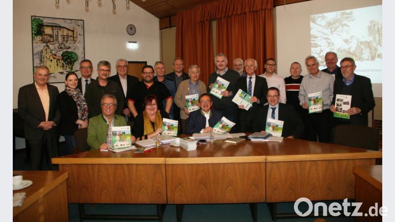 Bei der Sitzung der Steinwald-Allianz wurde die neue Werbebroschüre vorgestellt. Bild: wro