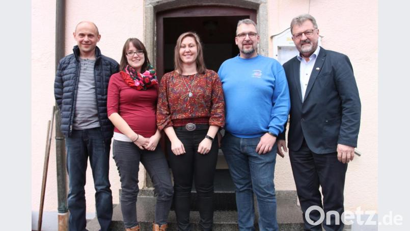 Stellvertretender Vorsitzender Stefan Wüst (Zweiter von rechts) mit freut sich mit Petra Scheibl, Yvonne Zimmermann und Klaus Herrmann (weiter nach links) über das Lob von Bürgermeister Johann Maurer. Bild: pi
