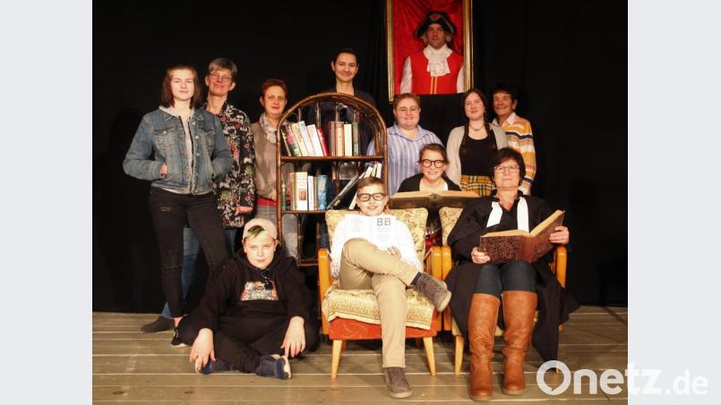 Diese Mitglieder der Theatergruppe präsentieren beim Bunten Abend den Einakter „Bilder, Bibel und Banditen“. Bild: exb