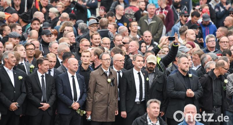 Björn Höcke (Erste Reihe, Dritter von rechts) beim sogenannten &quot;Trauermarsch&quot; am 1. September. Bild: Ralf Hirschberger/dpa