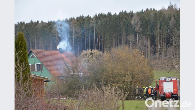 Im Waidhauser Ortsteil Hagendorf brennt bei einem Einfamilienhaus ein Kamin aus. 25 Einsatzkräfte der Feuerwehren sind vor Ort. Bild: dob