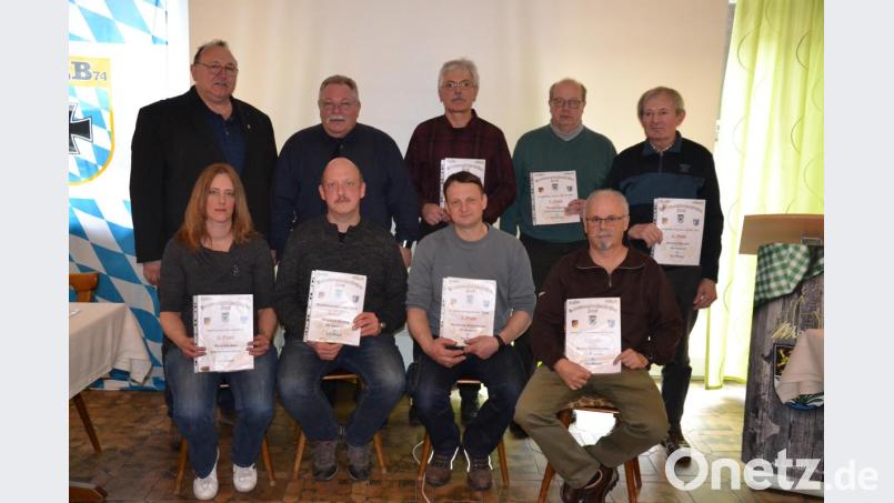 Die Sieger des Kreisvergleichsschießens und des Landes- und Bundesschießens mit Kreisschießwart Josef Schreml (hinten, links) und Kreisvorsitzendem Richard Berger (hinten, Zweiter von links). Bild: gi