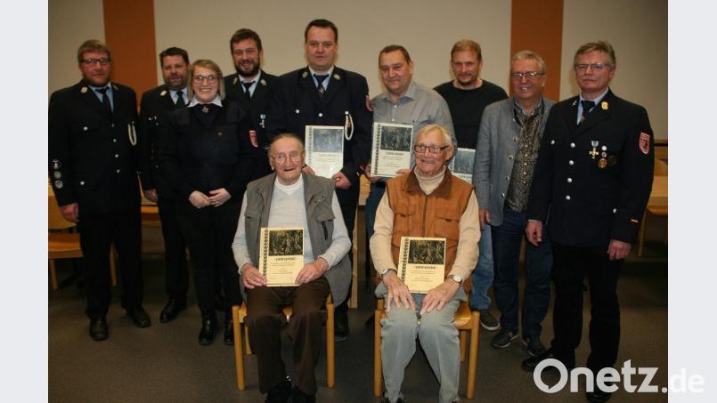 Karl Zimmermann (vorne rechts) ist seit 70 Jahren Mitglied, seit 60 Jahren ist Ludwig Oppl (vorne links) dabei. Vorsitzender Helmut Oppl (rechts), Bürgermeister Toni Dutz (2. von rechts), KBM Florian Trießl (2. von links), sowie die Dienstgrade und Vorstandsmitglieder der Schönhaider Wehr gratulierten den beiden, ebenso auch den anderen Jubilaren. Bild: wro