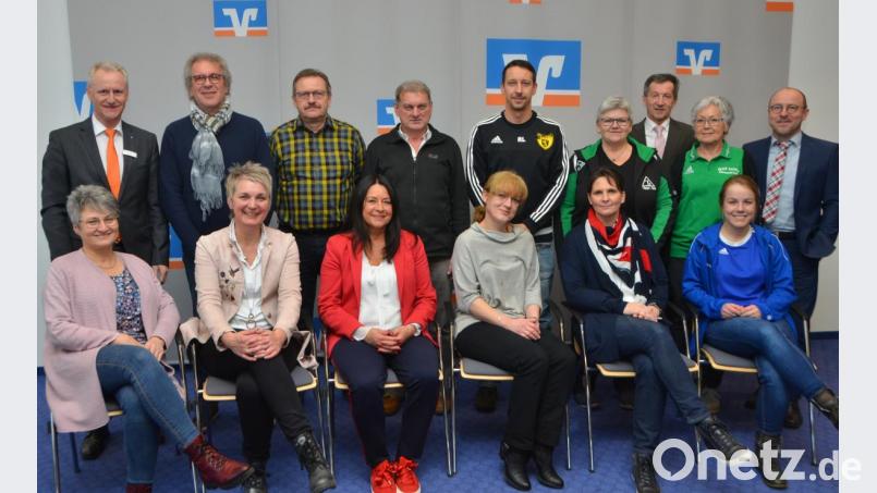 In den Genuss einer Geldspende kamen Kindergärten und Sportvereine. Vorstandsmitglied Robert Stahl (hinten, links) und Geschäftsstellenleiter Hermann Helm (hintere Reihe, rechts) sowie dessen Stellvertreter Thomas Grötsch (rechts) überreichten die Kuverts. Bild: dob