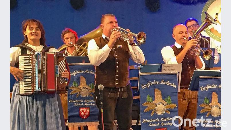 Als Botschafter traditioneller Brauchtumsklänge sind die Birgländer Musikanten um Matthias Fiedler (Mitte) auch dieses Jahr wieder viel unterwegs. Bild: Andreas Royer