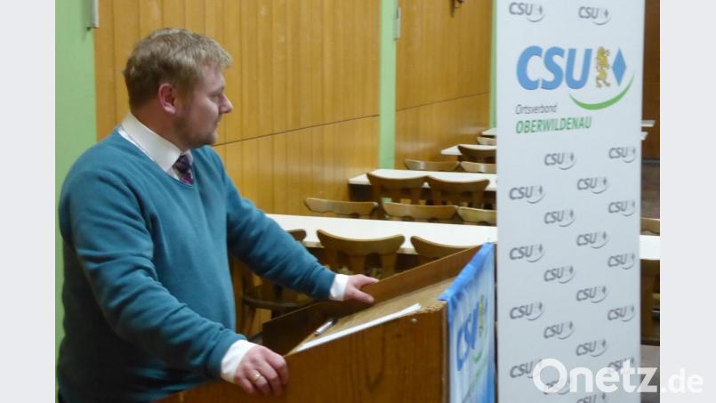 Gastredner Dominik Baschnagel spricht beim Oberwildenauer „Ascherfreitag“. Bild: fsb