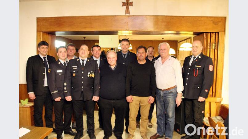 An der Jahreshauptversammlung der Feuerwehr Hütten nehmen (von links) Bürgermeister Edgar Knobloch, Kreisbrandmeister Gerald Wölfl, Kommandant Mario Schneider, Konrad Palecki, Gerald Mack, Klaus Plößner, Klaus Melchner, Reinhold Aumüller und Werner Krammer teil. Bild: jma