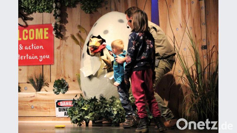 Ganz viel Mut beweisen viele Kinder, die sich den beindruckenden Nachbildungen nähern. Bild: Dagmar Williamson, dwi