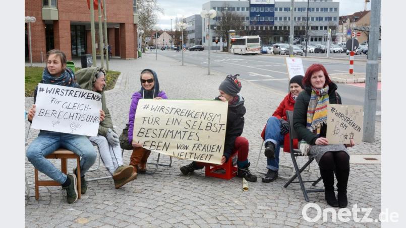 Die Freundesgruppe demonstriert am Weltfrauentag vor dem Neuen Rathaus für ein selbstbestimmtes Leben und die Gleichberechtigung von Frauen. Bild: Gabi Schönberger