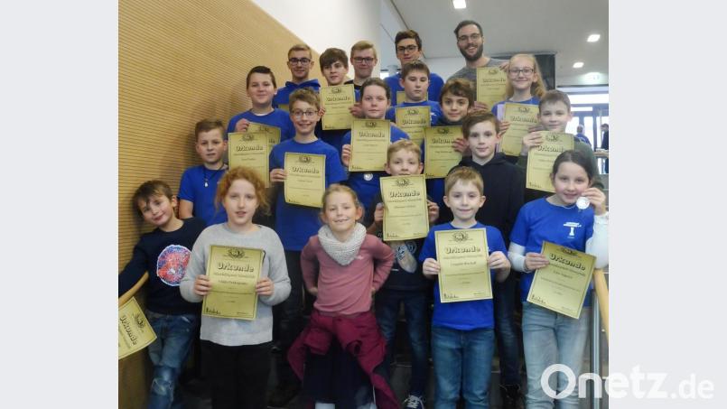 Über gute Resultate bei den Bezirksmeisterschaften in den Altersklassen U10 und U12 sowie bei der U20 im Schnellschach freuten sich die Nachwuchs-Denksportler des Schachklubs. Bild: sts