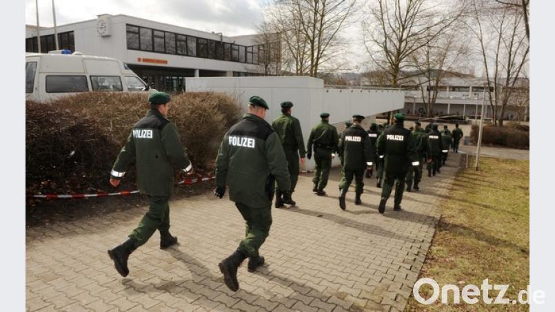 Polizeibeamte vor der Albertville-Realschule in Winnenden auf dem Weg zur Spurensicherung. Bild: Bernd Weissbrod/dpa