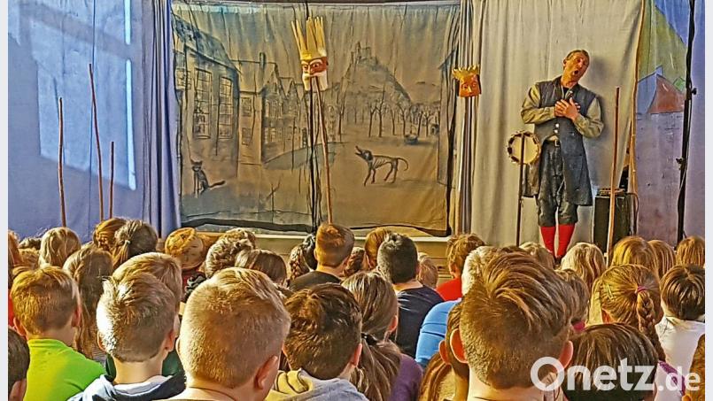 Mit dem Stück &quot;Der Held und die Prinzessin&quot; gastiert das Theater &quot;Maskara&quot; an der Grund- und Mittelschule Kirchenthumbach. Bild: ü