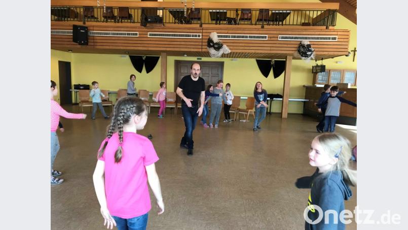 Kinderworkshop mit Opernsänger Robert Eller im Gemeindezentrum. Bild: do