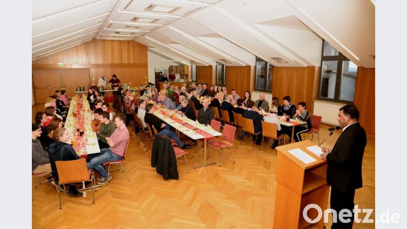 Pfarrer Pennoraj Thamarkkan (am Rednerpult) und Pfarrgemeinderatssprecherin Monika Baumgardt (sitzend, rechts) nennen die ehrenamtliche Tätigkeit in der Pfarrgemeinde einen wichtigen Beitrag zum &quot;Leben der Kirche&quot;. Bild: bey