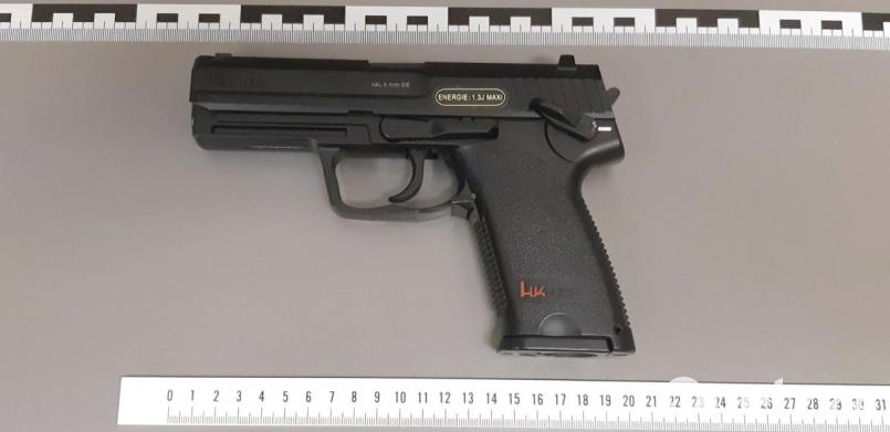 Im Handschuhfach hatte ein 22-Jähriger diese Schreckschusswaffe einschmuggeln wollen. Bild: exb