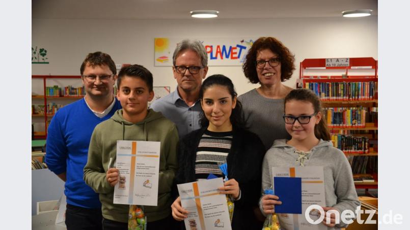 Sie vertritt die Wirtschaftsschule beim Oberpfalzentscheid im Lesen: Toreen Rofi (Mitte) hat den Vorlesewettbewerb mit dem Buch „Achtung, Jungs unterwegs!“ gewonnen. Den zweiten Platz belegte Jakob Schießlbauer (links), Dritte wurde Jasmin Ascher (rechts). Bild: wpt