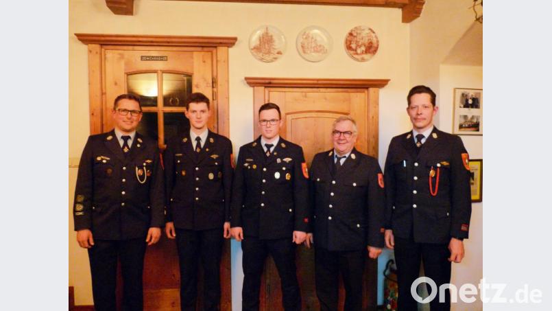 Bei der Neuwahl der Vertrauensleute gingen Georg Mayer (Zweiter von 2. von links), Lars Siller (Mitte) und Volker Gantz als Sieger hervor. Vorsitzender und Feuerwehrarzt Dr. Wolfgang Fortelny (zweiter von rechts) sowie Kommandant Tobias Tippmann (links) und sein Stellvertreter Christian Burger (rechts) gratulierten. Bild: flm
