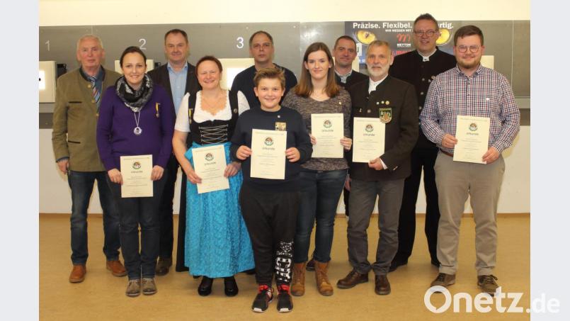 Bei der Ehrung (von links):
Gauschützenmeister Heinrich Fraunholz, Manuela Seegerer, Dritter Bürgermeister Erich Meidinger, Ruth Kryschak, Peter Wengler, Felix Scheeler, Nathalie Kryschak, Mathias Scheeler, Anton Schill, Schützenmeister Thomas Kryschak und Norbert Seegerer. Bild: wec
