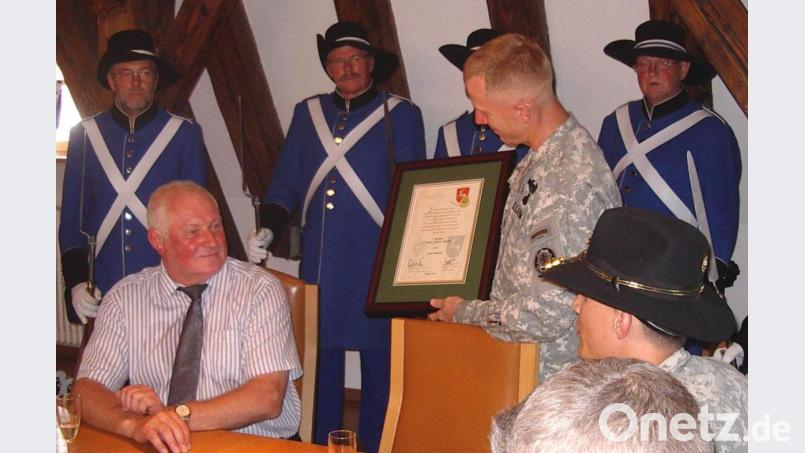 Am 8. August 2009 wird die partnerschaftliche Beziehung zwischen der 1st Squadron des 2nd Stryker Cavalry Regiments der US-Armee und der Stadt Hirschau mit der Übergabe der Urkunde durch Lieutenant Colonel Douglas A. Sims (stehend) an Bürgermeister Hans Drexler (sitzend) offiziell besiegelt. Archivbild: u