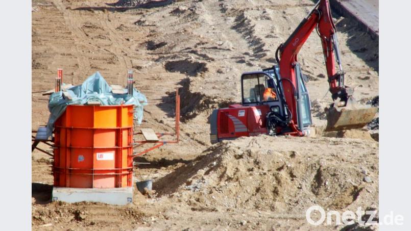 Auf der Baustelle der A3 bei Barbing wurde am Montag erneut eine 225 Kilogramm schwere Fliegerbombe gefunden. Ein Sprengkommando entschärfte sie vor Ort. Bild: Alexander Auer