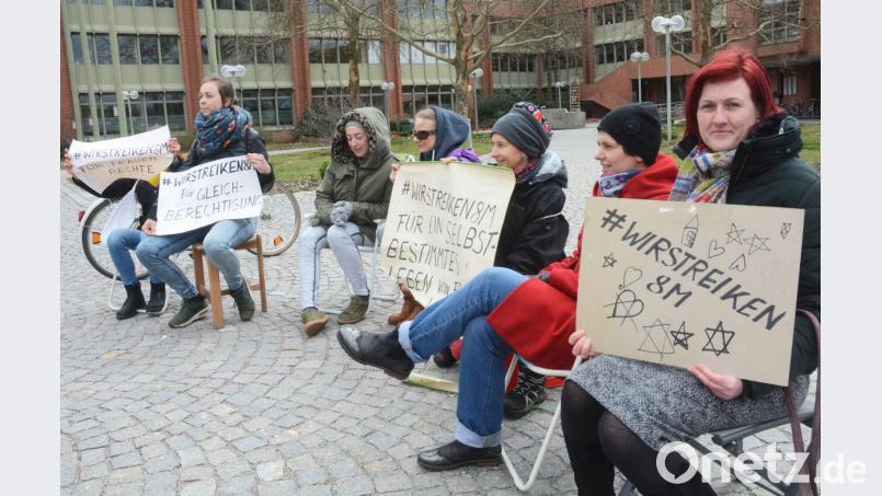Die siebenköpfige Protestgruppe macht sich am Weltfrauentag vor dem Neuen Rathaus für Gleichberechtigung stark. Bild: Gabi Schönberger
