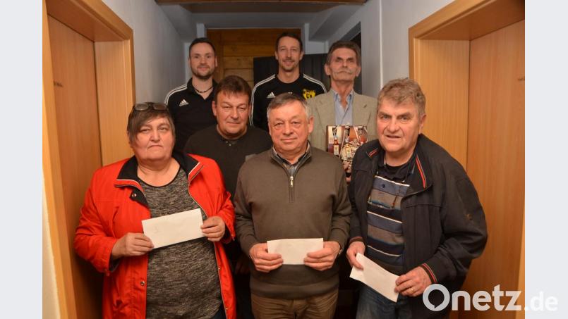 Für Ferdinand Müller aus Bärnau (vorne, Mitte) hatte sich die Anfahrt gelohnt. Er durfte von den Vorsitzenden Roman Lindner (hintere Reihe, rechts) und Wenzl Rauch (hinten, links) 250 Euro entgegennehmen. Josef Bauer aus Neumühle (Dritter von links) wurde Dorfmeister. Bild: dob