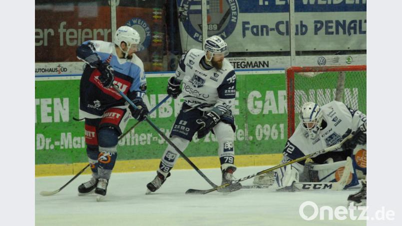 Die Blue Devils unterlagen am Sonntag dem EV Lindau mit 2:4. Die Weidener (im Bild Marco Habermann, links) scheiterten immer wieder am überragenden Gästegoalie David Zabolotny. Bild: gb