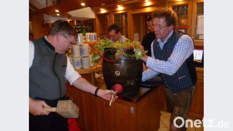 Nach drei kräftige Schlägen war die Arbeit von Anzapfer Michael Cerny getan. Braumeister Martin Sterk hatte für die Gäste Probierkrügerln hergerichtet. Bild: usc