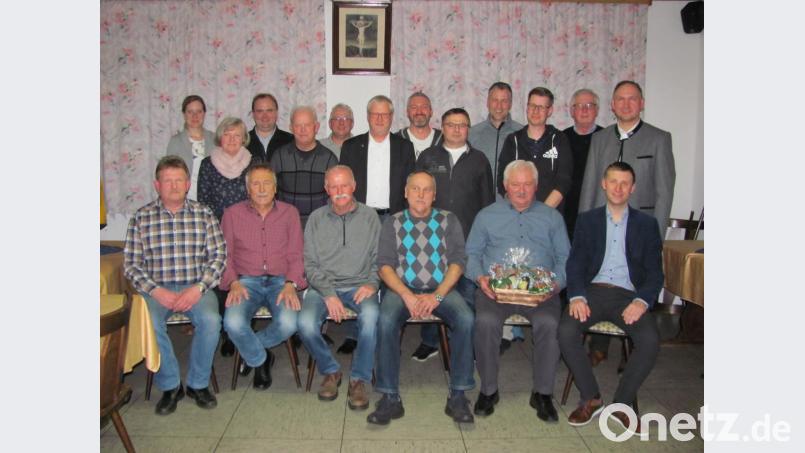 Johannes Wittmann (sitzend, rechts) folgt seinem Vater Josef (sitzend, Zweiter von rechts) als Vorsitzender der Siedlergemeinschaft. Stellvertreter sind Harald Steiniger (sitzend, links) und Matthias Kohl (hinten, Dritter von links). Neue Kassenführerin ist Kathrin Wittmann (hinten, links). Bild: sei