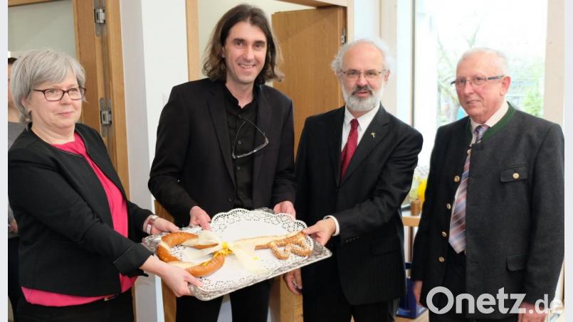Einen symbolischen &quot;Brezenschlüssel&quot; übergibt Architekt Volker Schwab (Zweiter von links) an Hausherrn Pfarrer Heinrich Rosner (Zweiter von rechts), Michaela Lang sowie Michael Pamler von der Kirchenverwaltung. Bild: mab