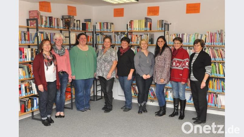 Das Büchereiteam steht den Besuchern gerne zur Verfügung: Claudia Rieß, Silvia Gissibl, stellvertretende Leiterin Kerstin Bodensteiner, Leiterin Claudia Landgraf-Spendel, Brigitte Beugler, Martina Landgraf, Daniela Stahl, Gabi Hierold, Else Rauch (von links). Bild: gi
