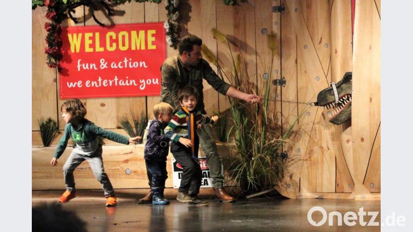 Beherzte Helfer laufen dann doch lieber schnell weg, als der Kopf von T-Rex zum Vorschein kommt. Bild: Dagmar Williamson, dwi