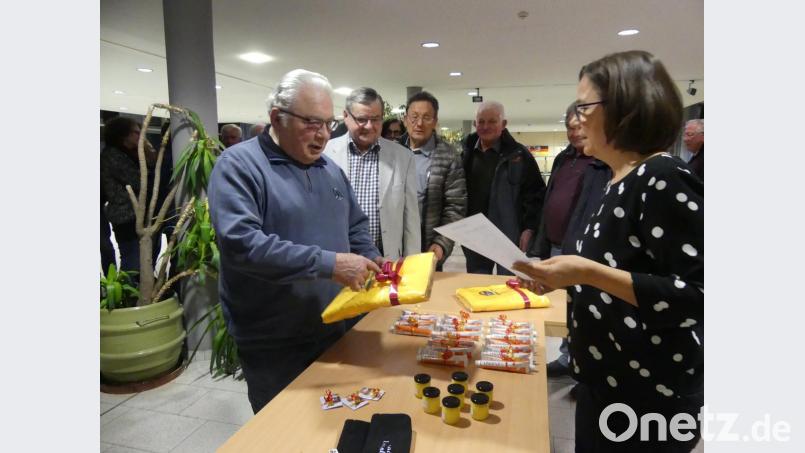 Bei der Vergabe der Preise des Bilder- und Fragenrätsels stehen die Gewinner bei Uta Nürnberger Schlange. Bild: rn