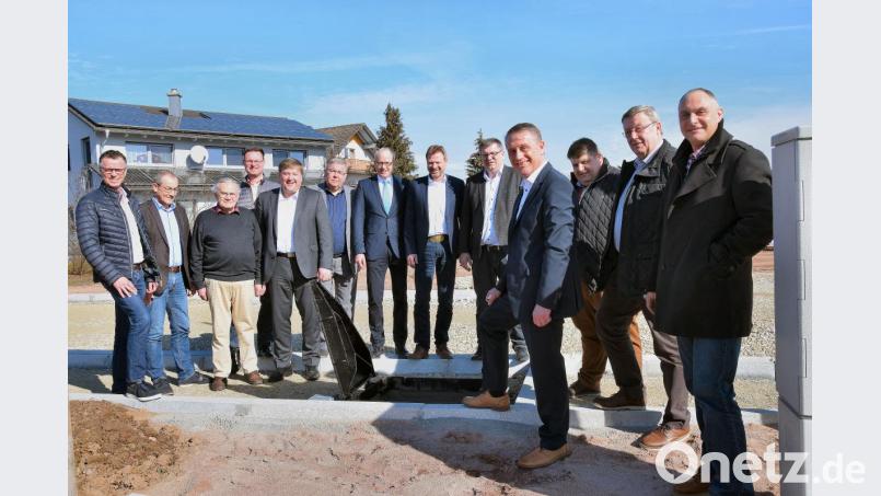 In Poppenricht informierten sich die Bürgermeister der Kommunalen Vereinigung der CSU über moderne Ver- und Entsorgungssysteme im neuen Baugebiet Auf der Höhe (Witzlhof): Links Vorsitzender und Bürgermeister Bernhard Lindner, Vierter von rechts Poppenrichts Zweiter Bürgermeister Hermann Böhm und Dritter von links Architekt Hans Würmseher. Bild: bö