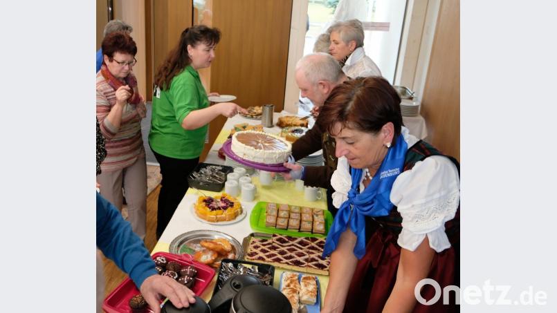 Groß ist der Andrang bei Kuchenbuffet, für das viele fleißige Hände gesorgt haben. Bild: mab