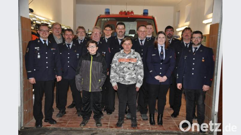 Michael Amtmann, Gerhard Prechtl, Christian und Miriam Horn, Julian und Thomas Prechtl, Rainer Bayer, Stefan Schreyer, Josef Scherm, Norbert Wolf sowie Bernhard Stich (hinten von rechts) besetzen die Führungspositionen bei der Feuerwehr Lenau. Kreisbrandmeister Florian Braunreuther und zweiter Bürgermeister Albert Sollfrank (von links) gratulieren und würdigen das bisher gezeigte Engagement. Bild: ak