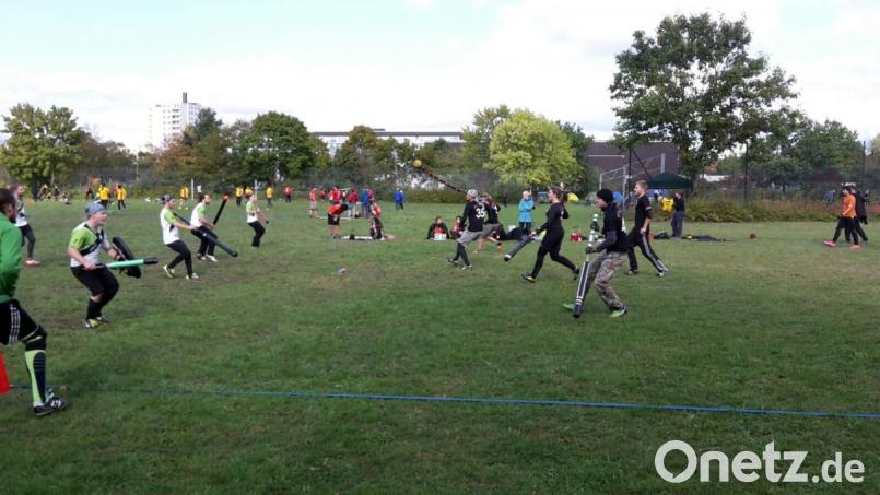 Die Waidhauser Juggermannschaft &quot;Drachenblut&quot; (rechts) spielt beim Bamberger Turnier &quot;Zur goldenen Pompfe&quot; gegen die &quot;Keulen Eulen&quot; aus Saarbrücken. Auch die neue Vorsitzende Franziska Gilch (Dritte von rechts) ist dabei. Bald soll das Training auf dem TSV-Gelände wieder starten. Bild: exb