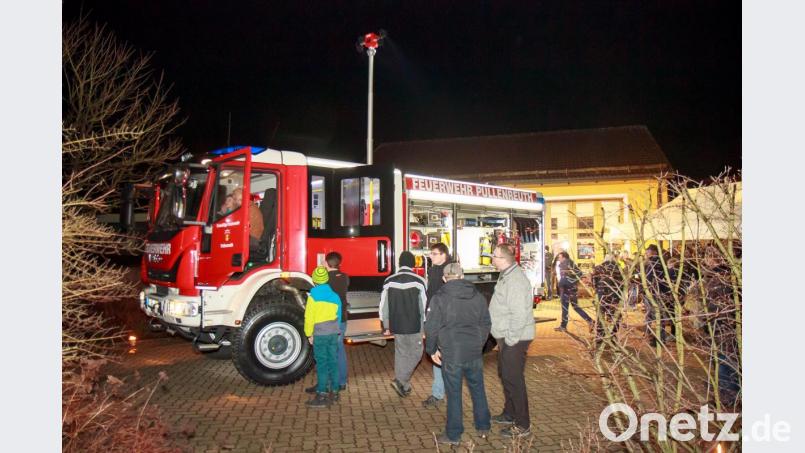 Viele Gäste bestaunen das neue Löschfahrzeug der Feuerwehr, LF10, Pullenreuth. Bild: obe