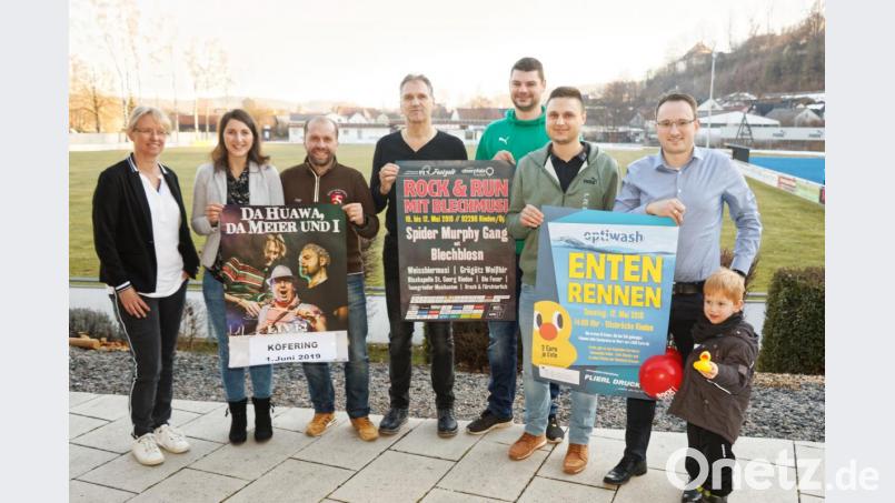 Der 1. FC Rieden und der Heimat- und Kulturverein Köfering präsentieren ihre Veranstaltungsplakate (von links): Michaela Winklmeier und Therea Ehbauer (beide Lebenshilfe), Sepp Vogl (HKV Köfering), Reinhold Baumgartner (Selbsthilfegruppe krebskranker Kinder Amberg-Sulzbach), Matthias Weigert und Sebastian Kemmeter (beide 1. FC Rieden) sowie Johannes Lautenschlager (Optiwash). Bild: riw