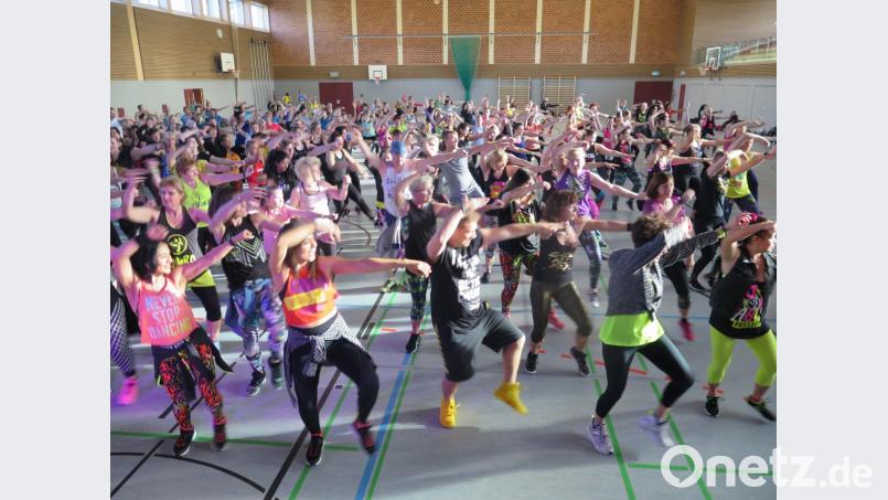 Lust auf Bewegung und Rhythmus. Die Kemnather Mehrzweckhalle gleicht einem Bienenstock mit Beschallung. Bild: jzk