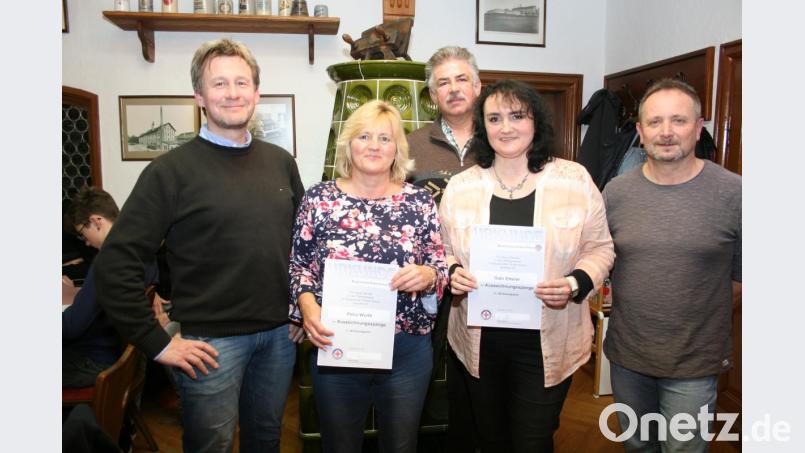 Seit 40 Jahren in der Wasserwacht aktiv sind die Rettungsschwimmerinnen Petra Würth (Zweite von links) und Gabi Etterer. Ihren Einsatz würdigten Vorsitzender Markus Münchmeier (links) , seine Stellvertreter Norbert Tretter (rechts) und Harald Heindl (hinten). Bild: roh