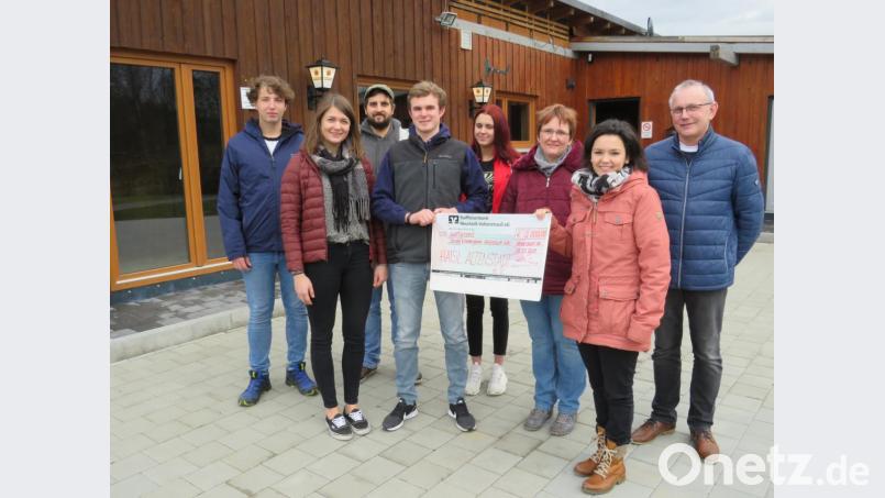 Mit seinem Vorstand überreicht Vorsitzender Joseph Lindner (Vierter von links) die Spenden an die Josef Neubauer, Andrea Renner und Susanne Fütterer. Bild: adj