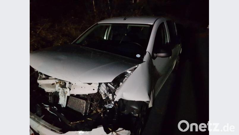 Mit dem Schrecken kam die Fahrerin dieses Autos davon, die in einen umstürzenden Baum krachte. Bild: Andreas Brandstätter (exb)