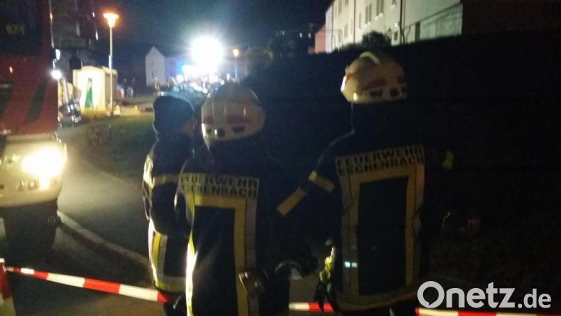 Die Feuerwehr harrt bis tief in der Nacht an der Einsatzstelle in der Stirnbergstraße aus. Bild: Jürgen Masching