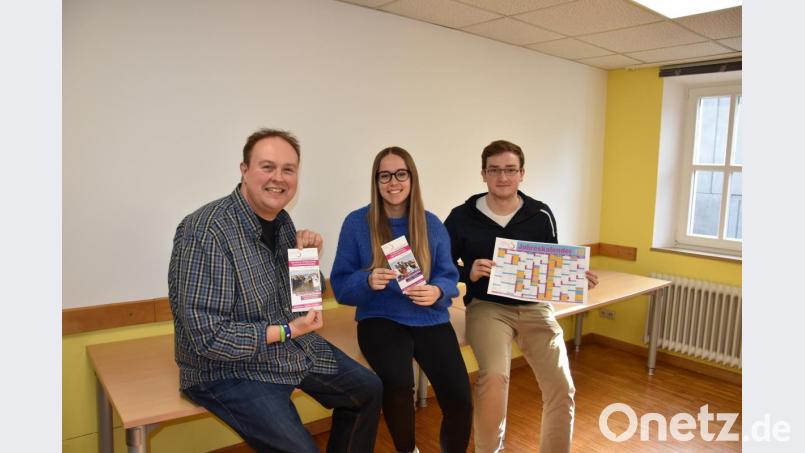 Diakon Thomas Vitzthum, Praktikantin Stefanie Weise und der Vorsitzende der Dekanatsjugendkammer, Timmy Schlesinger (von links), stellen das neue Jahresprogramm vor. Bild: pwrl